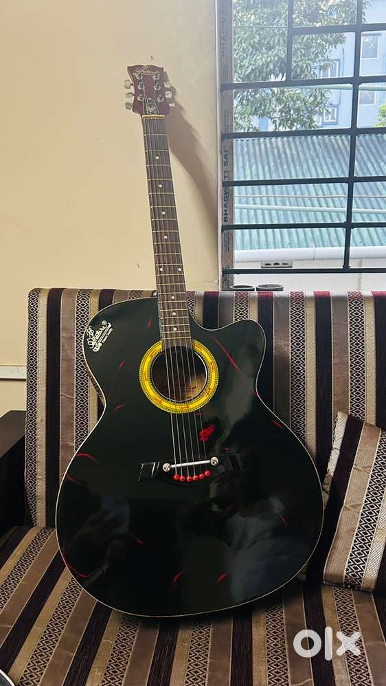 Signature Acoustic Guiter in excellent condition