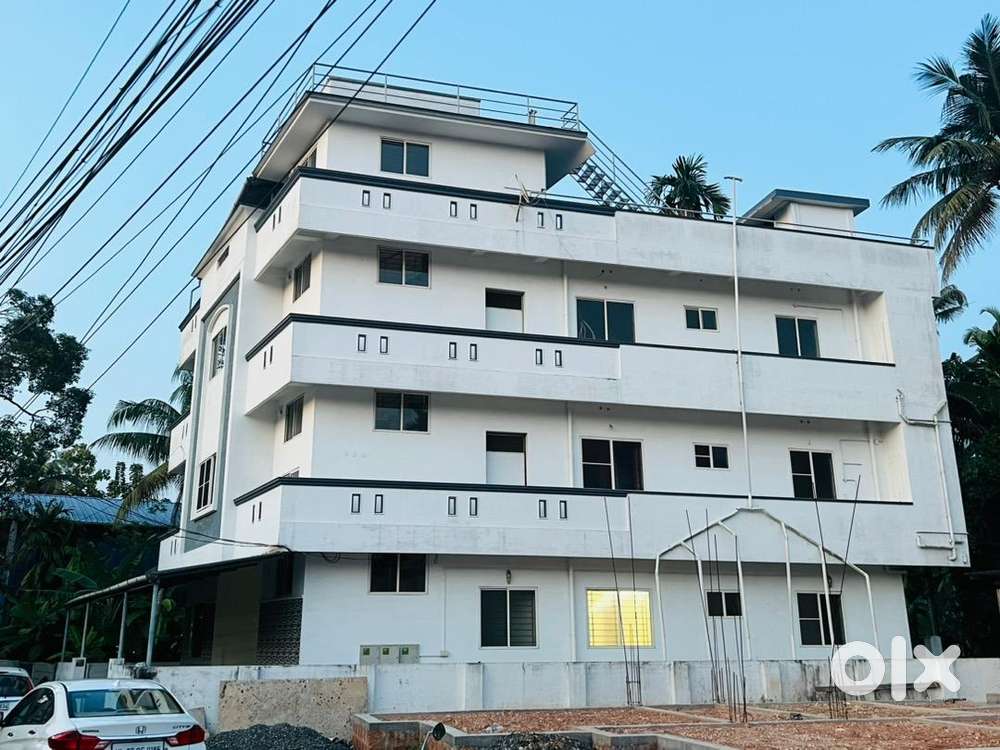 തൃപ്പൂണിത്തുറ 5cent 4500sqt 3floor apartment 1lakh income