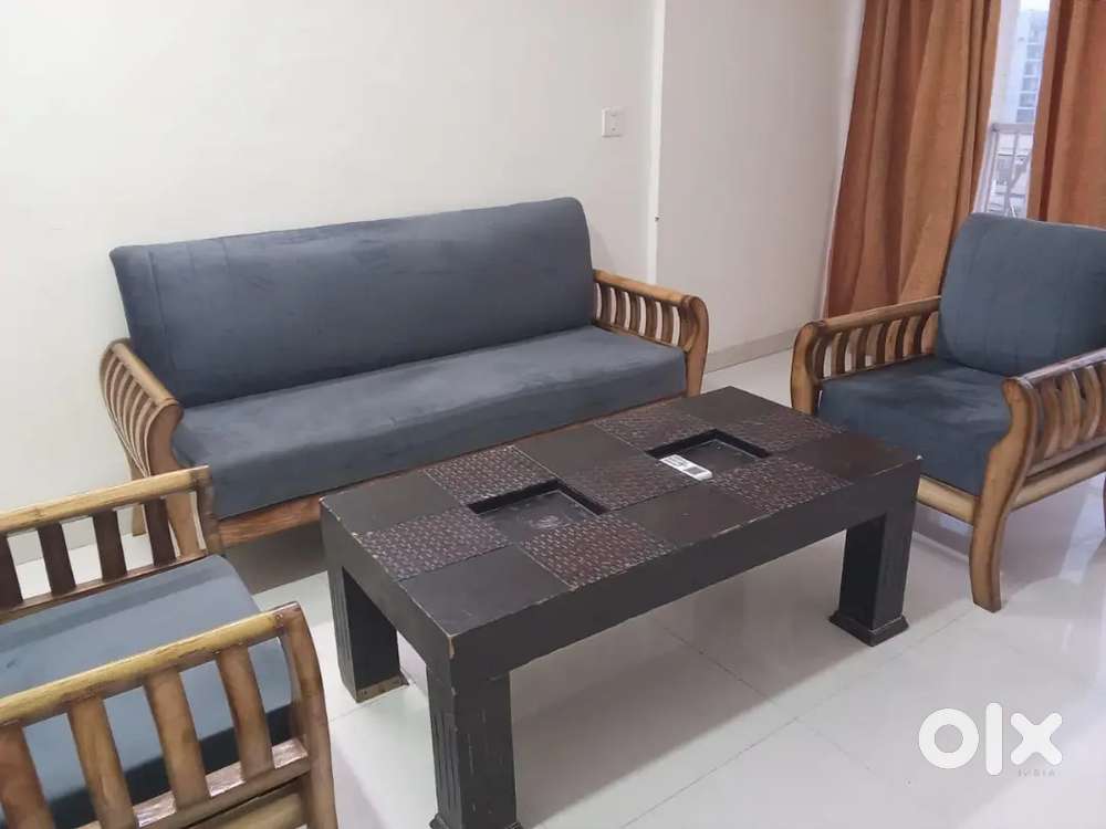 Available 3bhk fully furnished flat on vip road Zirakpur