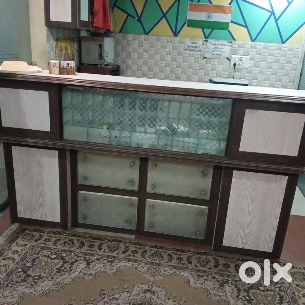 Waiter services badding fully prepared staff