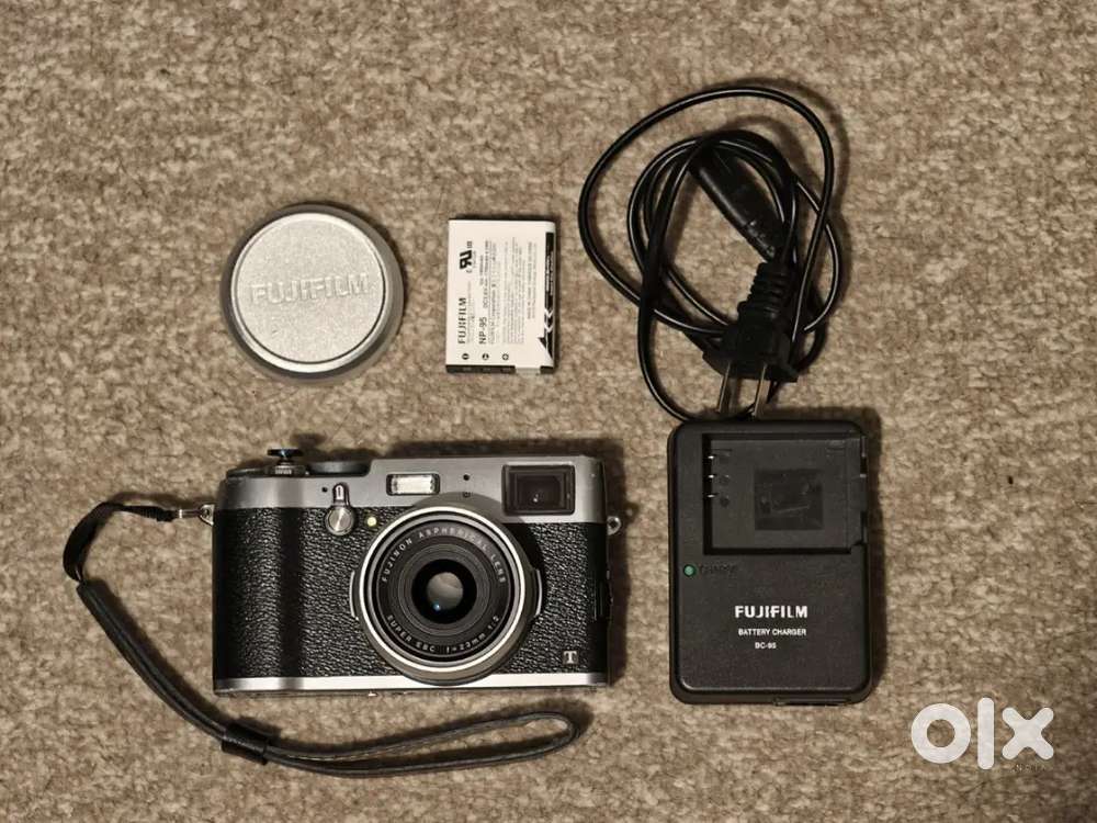 Fujifilm X100T Silver, with wristband, battery and charger