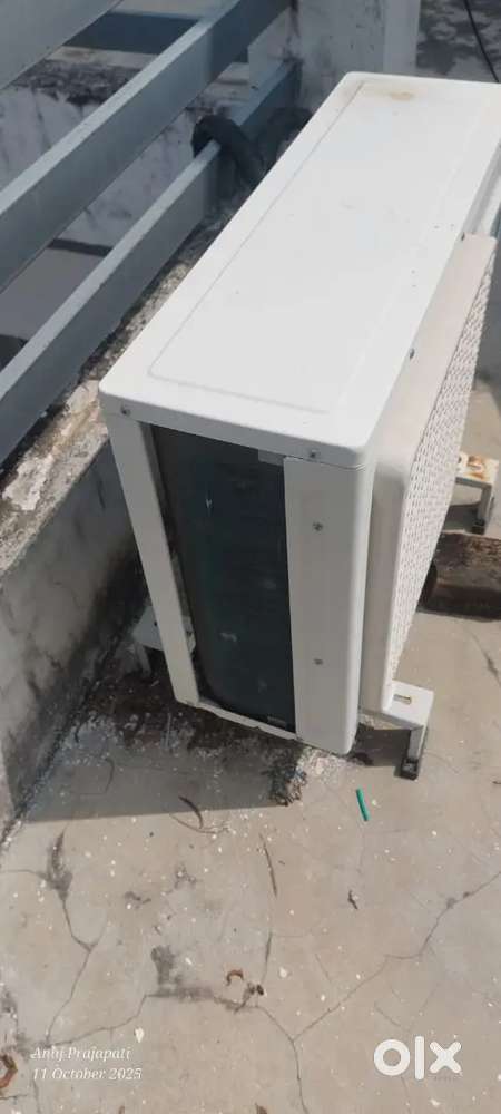 1.5 ton ac 5 in 1 canvartable loyad company 1 year old good condition