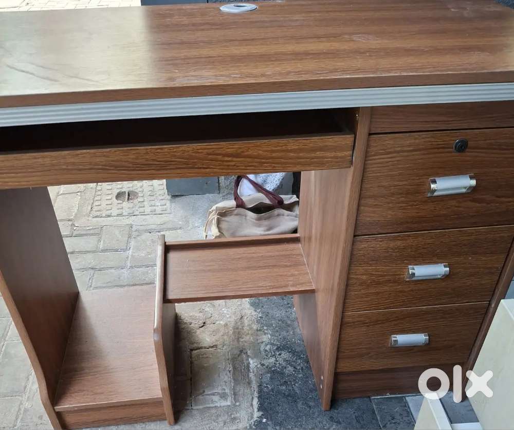 Computer teble and chest of drawers