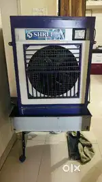 Good conditon Cooler for Sale with free stand