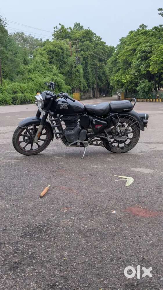 Army men bike one hended