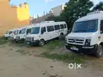टेम्पो ट्रैवलर चलाने के लिए ड्राइवर की आवश्यकता है।