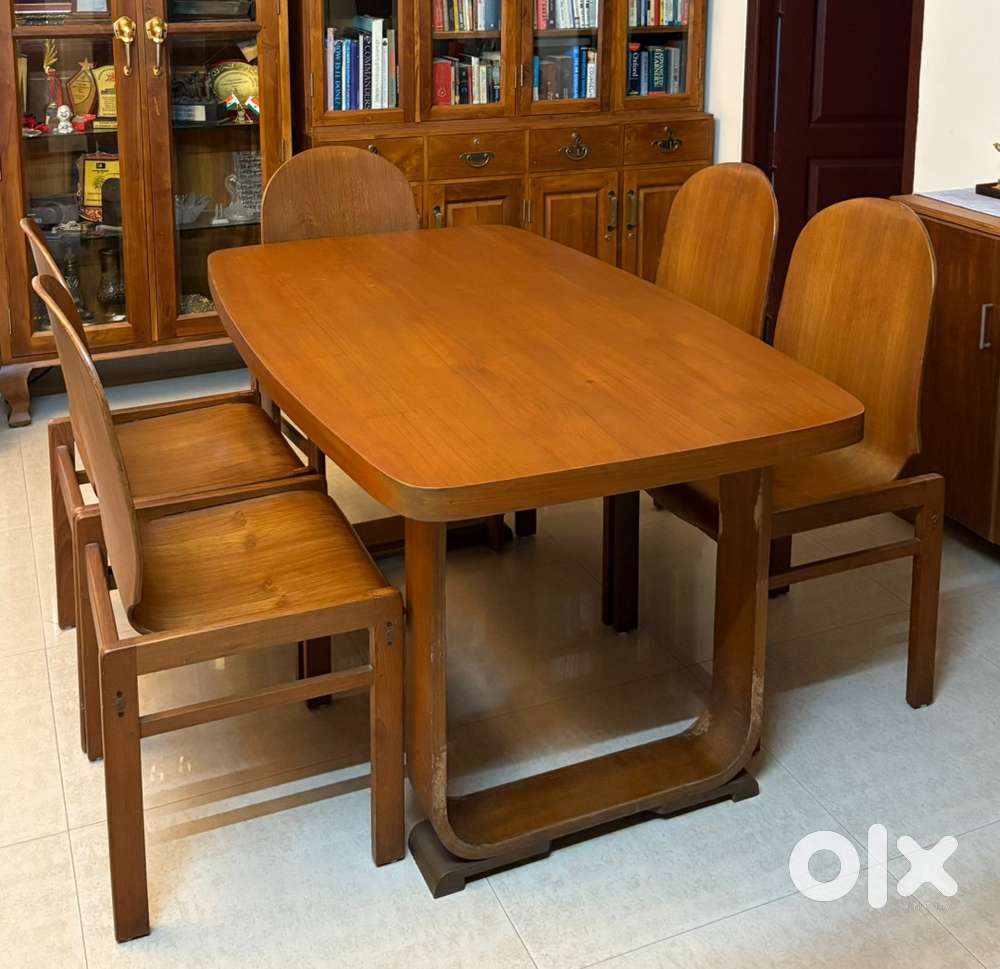 DINING TABLE & 6 CHAIRS in excellent condition