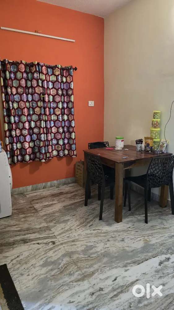 Looking for a female flatmate who wants to stay near shollinganallur