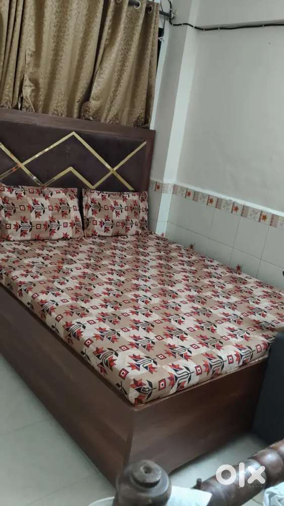 Bed 5×5 6 month used