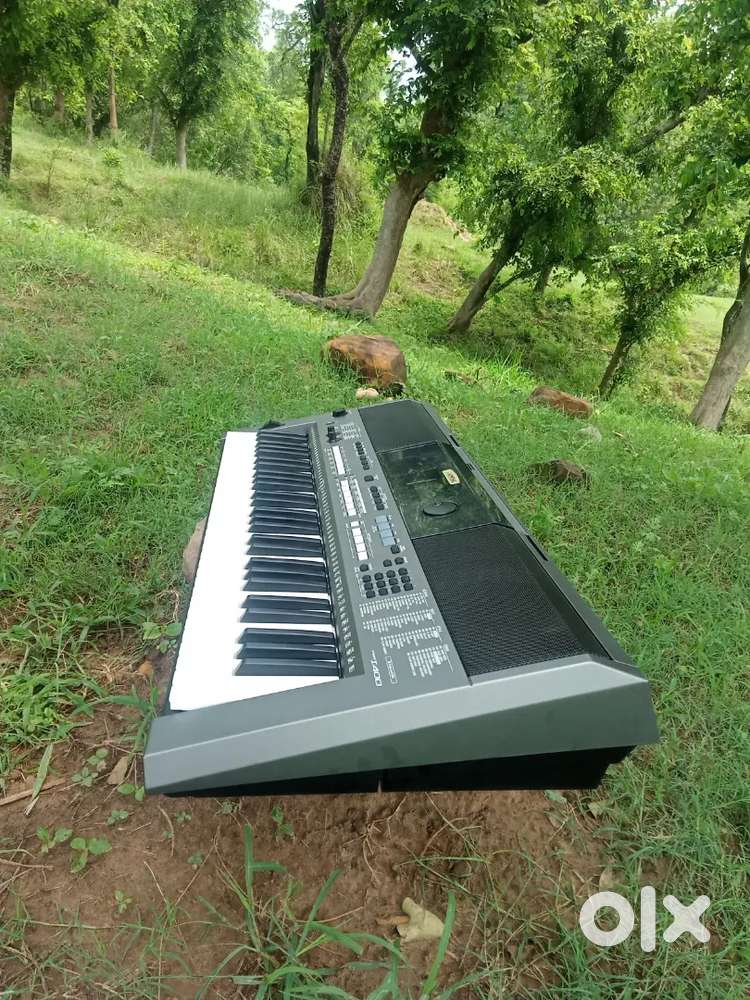 Yamaha PSR i 400 keyboard with bag and stand