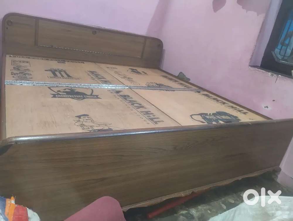 Double bed with box