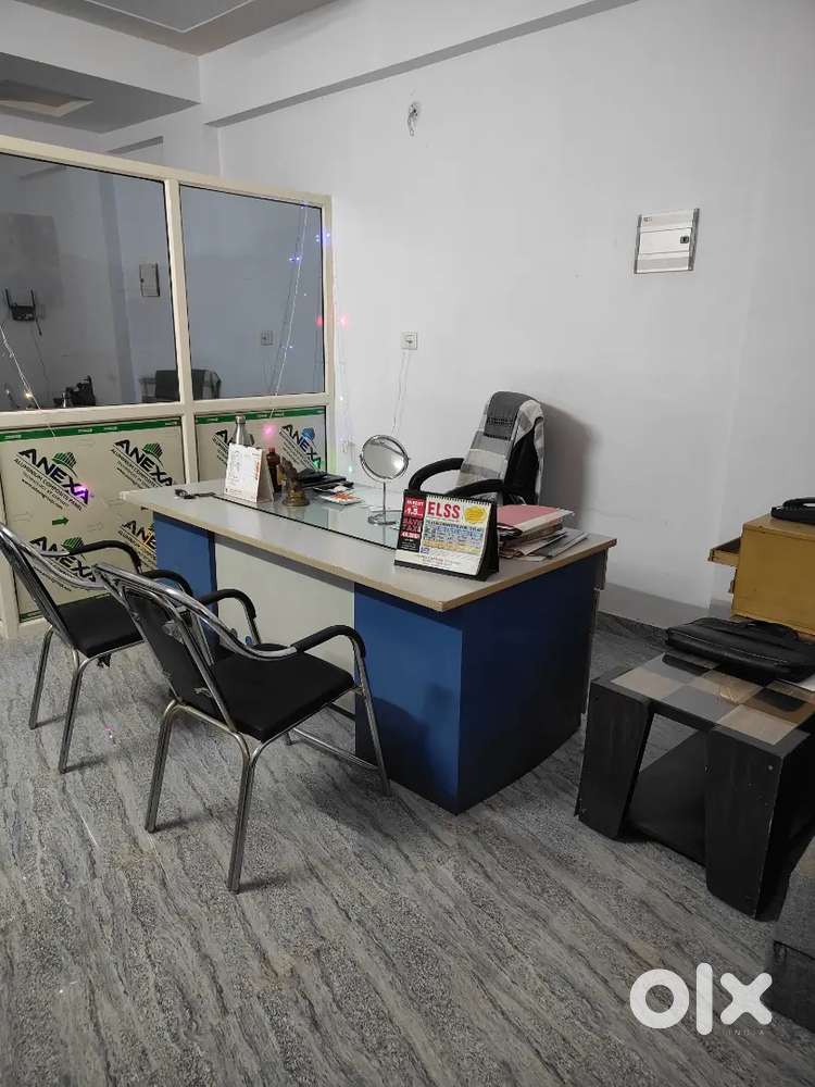 A lady office assistant for share n mutual fund