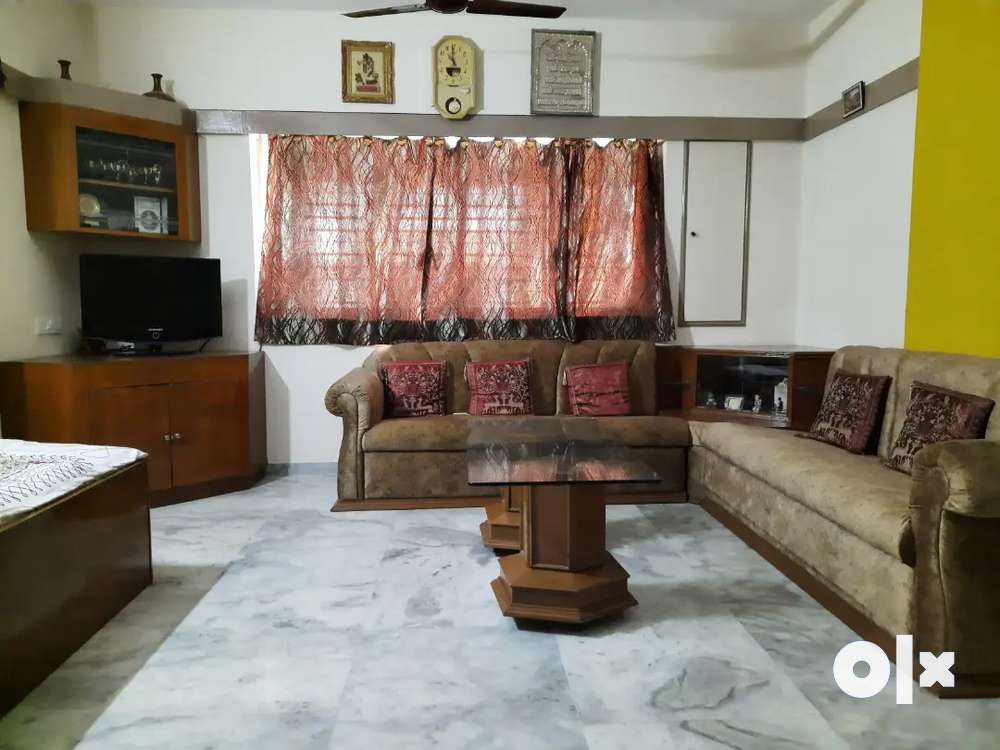 2 bhk fully furnished flat available on rent in old padra road.
