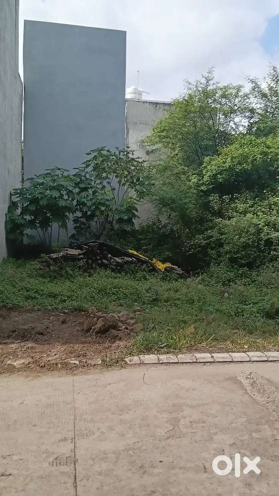 600 squre ft plot for sale in 136 A2