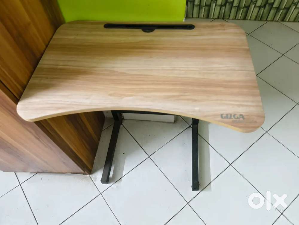 Laptop table adjustable