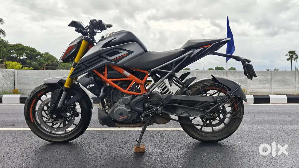 Ktm duke 250 . Silver metallic colour