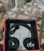 Boat rockerz 450 w/ 40mm drivers 15 hrs playback