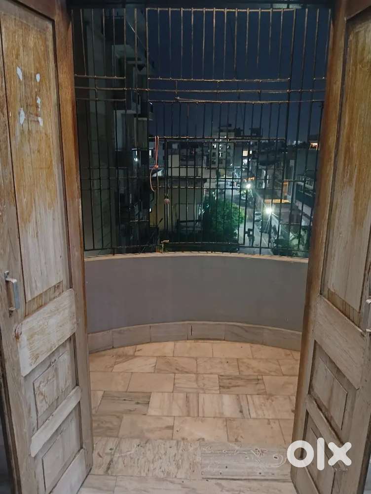 2 Bhk flat available near Gurudham Chauraha For studying/working girls