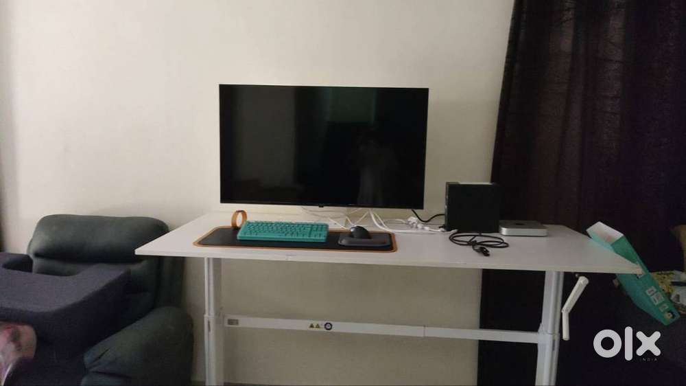 Standing Desk 6ftx2.5ft for sale (manual cranking type)