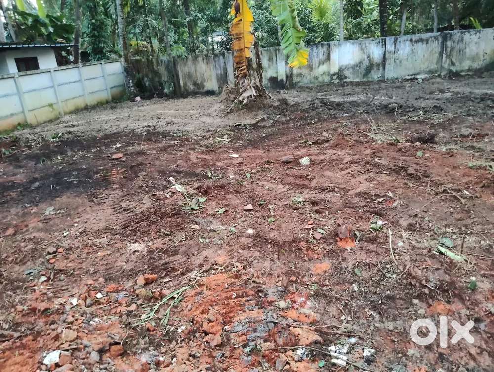 Plot for sale.(Road side)