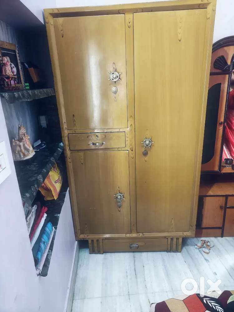 गोल्डन कलर अलमारी