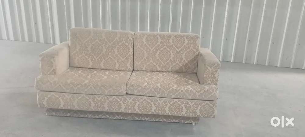 3-Seater Sofa in Good Condition – Comfortable & Sturdy