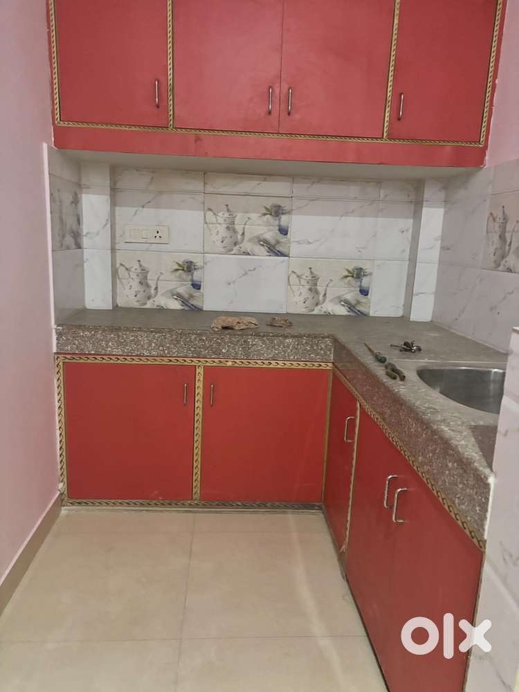 1 room set available on rent