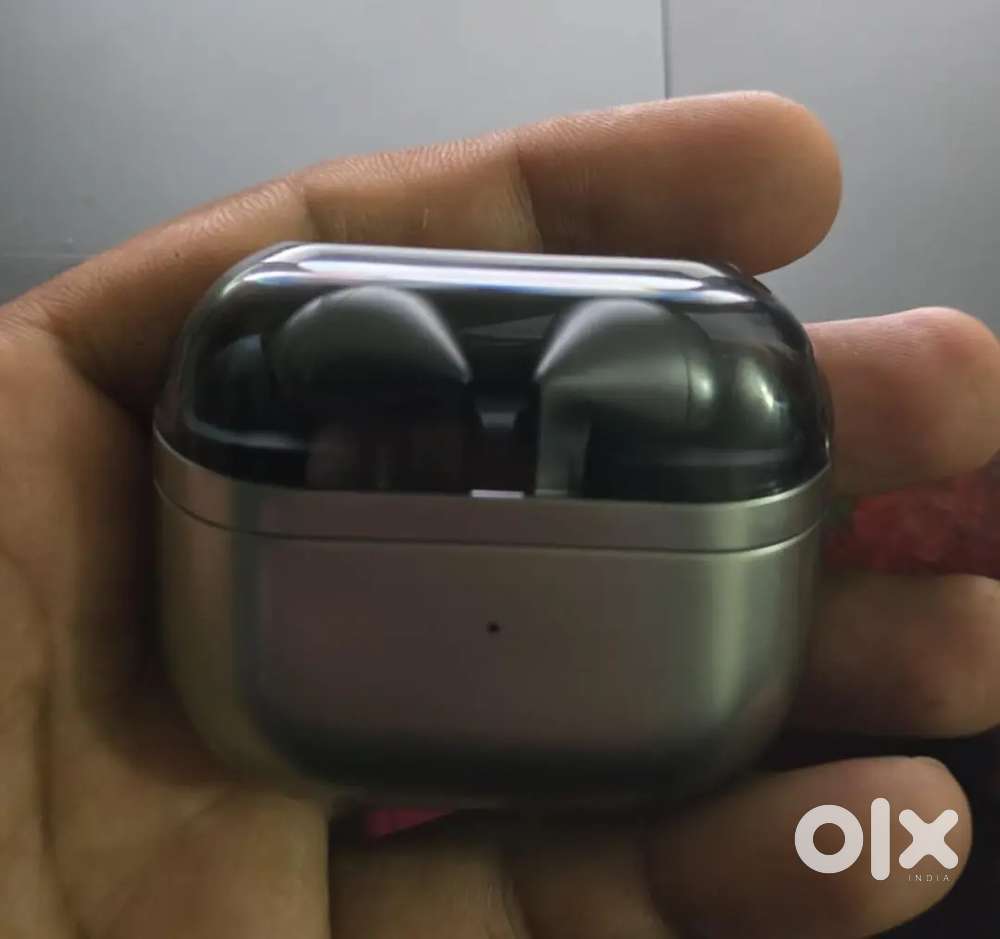 Samsung galaxy bud 3 pro with spigen case free urgent sell