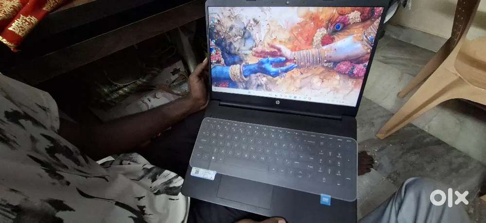 Hp laptop   urgent sell  time pass mate karna lena aaya tho h tho cal