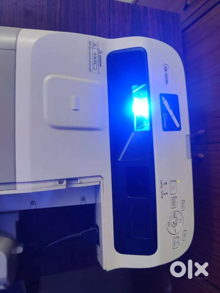 EPSON ULTRA SHORT THROW PROJECTOR IN EXCELLENT CONDITION.@24 K FIX