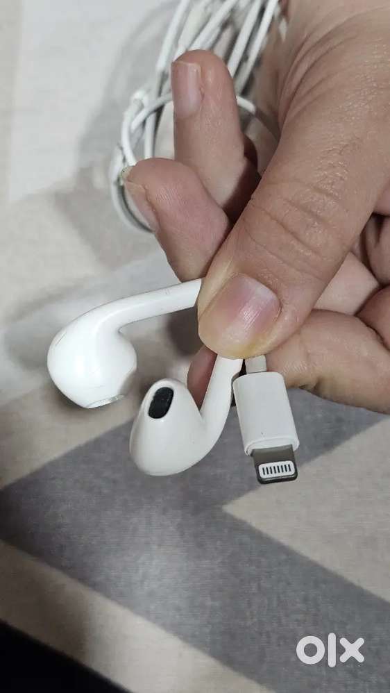 APPLE wired earphones - good as new with bill