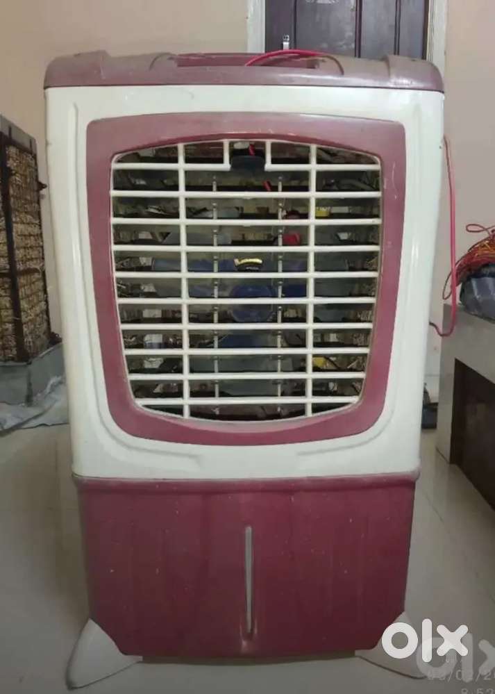 Plastic cooler with water pump