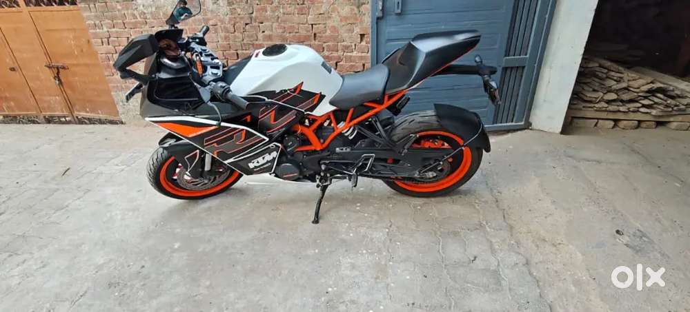 Good condition front and back tyre new single owner