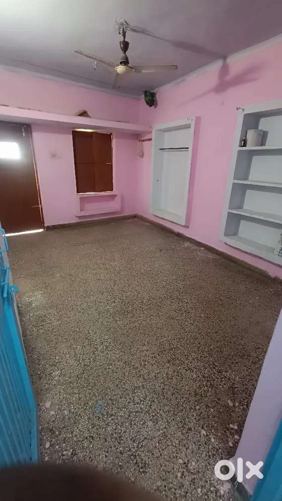 2nd floor rent per dena hai pura 1 kichin, 1 let bat, 2 room