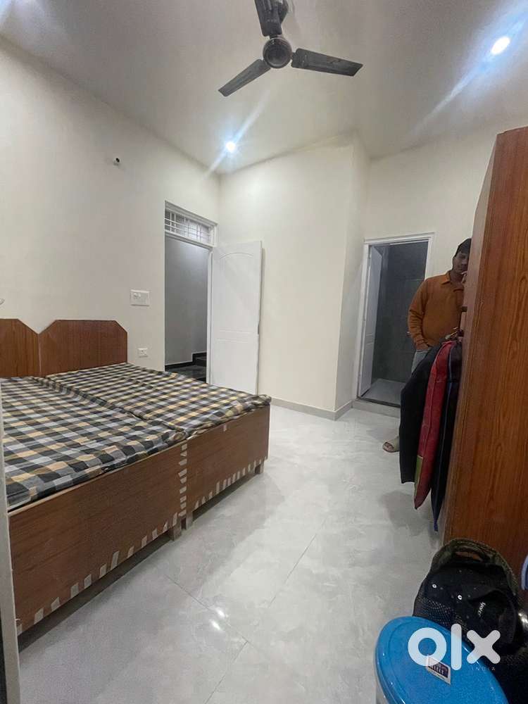 Independent studio room available for rent in graphic era