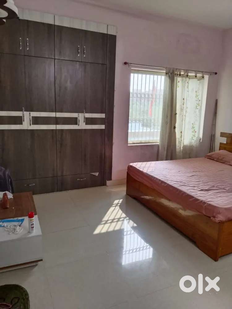 Furnished 1 Rk Available In A Apartment