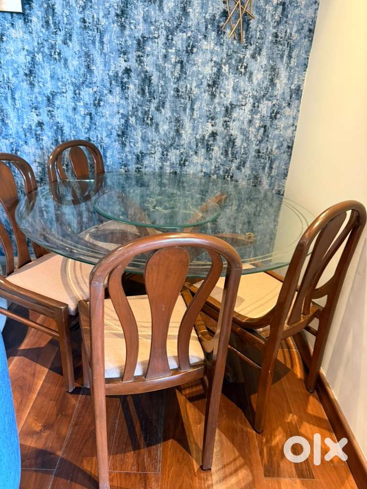 Round table with 6 chairs