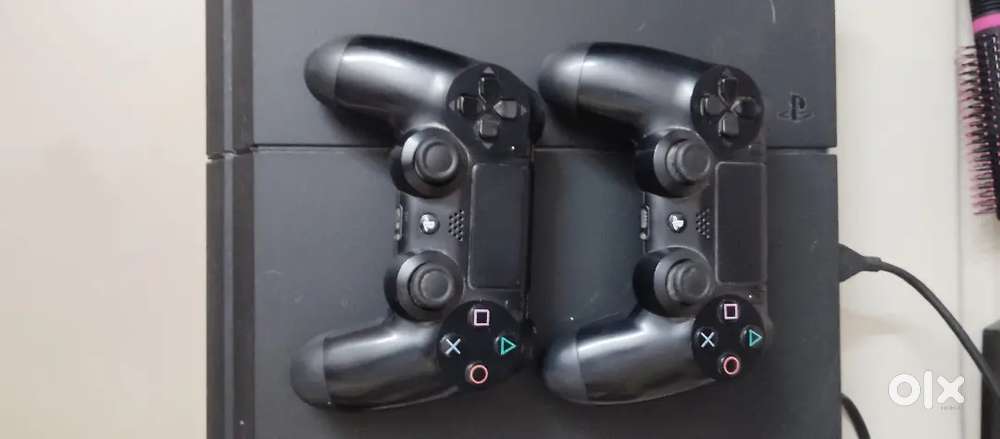 PS4 WITH INSTALLED GAMES AND WITH CD'S