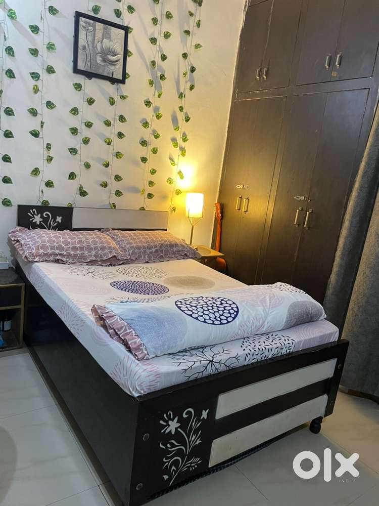 4X6 bed with mattress and pillows