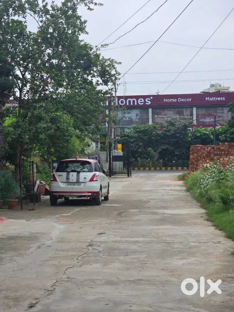 कारगिल पेट्रोल पंप के पास 202 गज का प्लॉट है 30 फुट के रोड पर।