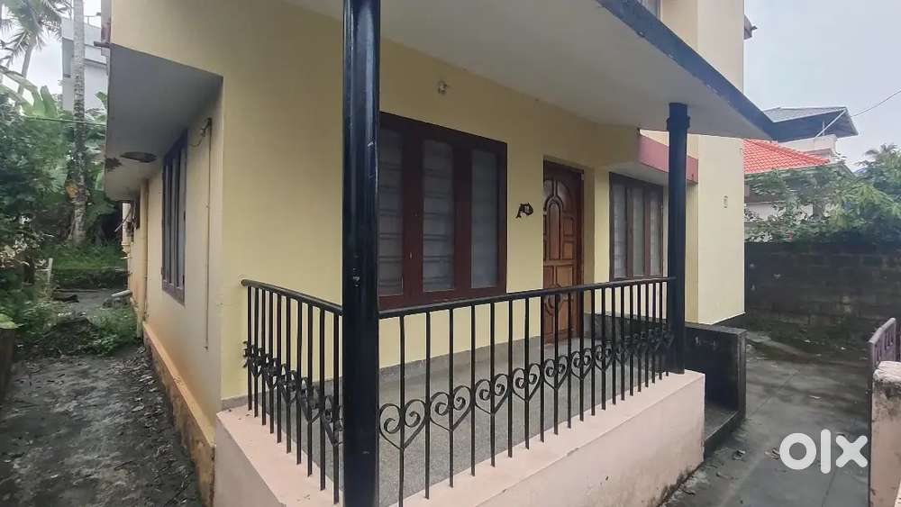 LAND WITH OLD HOUSE IN RESIDENTIAL AREA FOR SALE IN AMBALAMUKKU