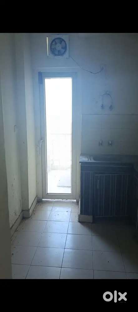 Need female flatmate or couples