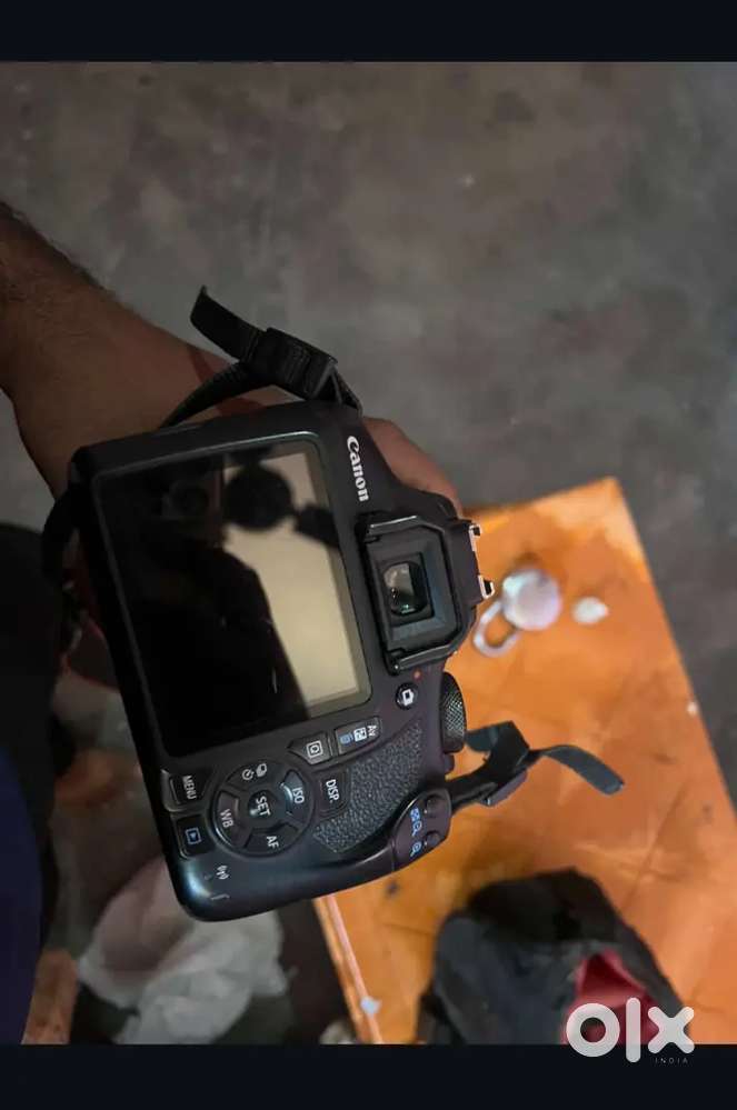 Canon camera D1300 Koi dikkat nahin charging back battery available