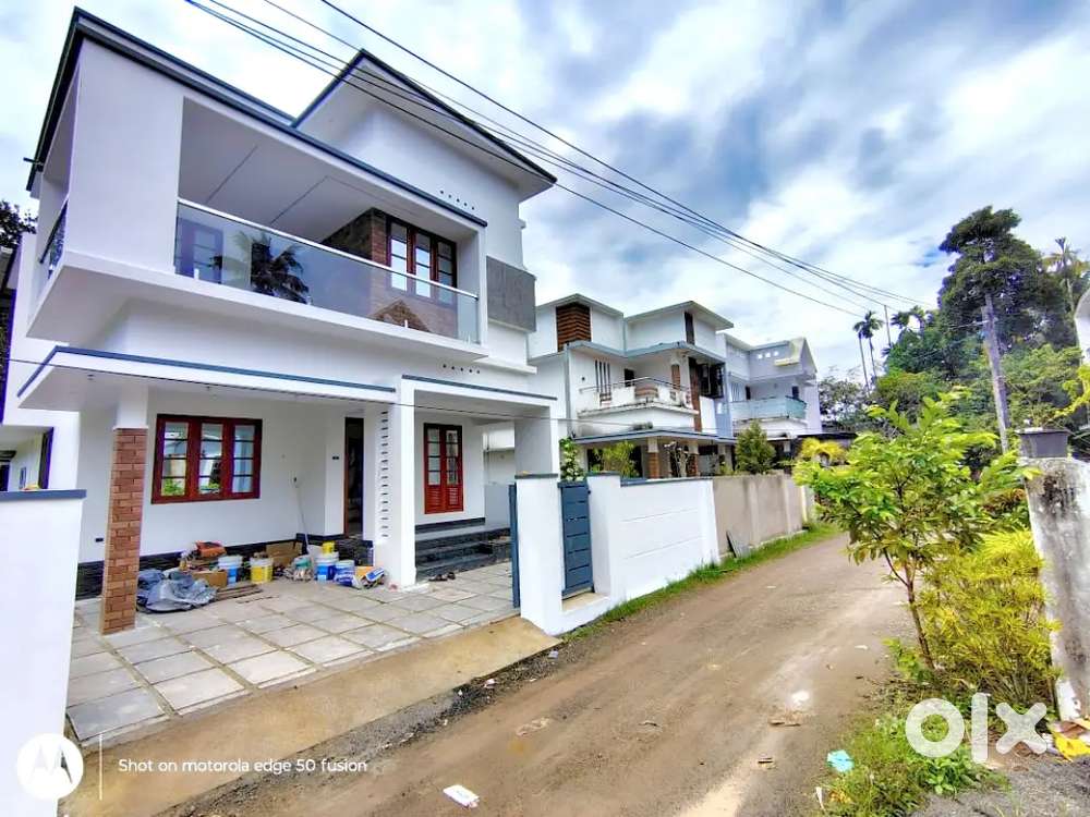Aluva, Puthiyarod, 3 Bhk,Attached, 1600 Sqrfeet, Plott area 3.600