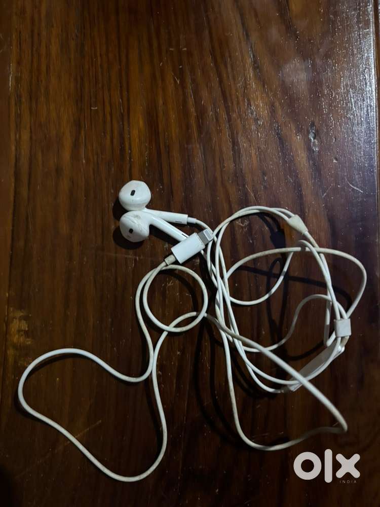 iPhone lightning earphones
