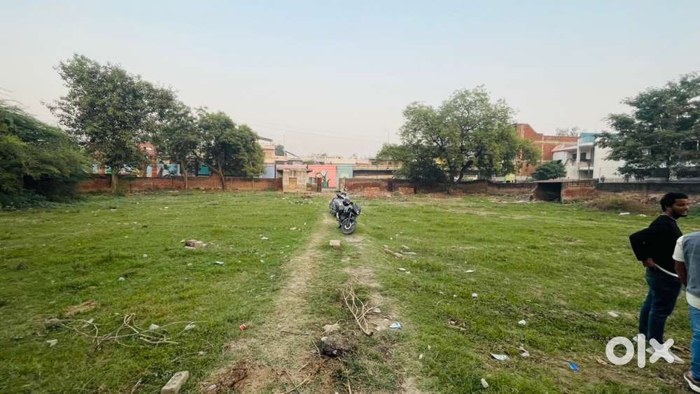 Sikandra per On Road 4300 Gaj ka Plot Prime Location 4 Side road