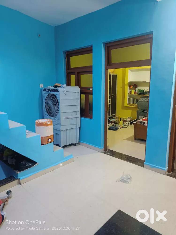 2 manjil bna hua Kali mata mandir ke aage hanuman mandir se phle