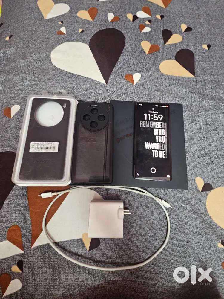 SUPER MINT CONDITION VIVO X100 WITH ALL ACCESSORIES AND PAPERS