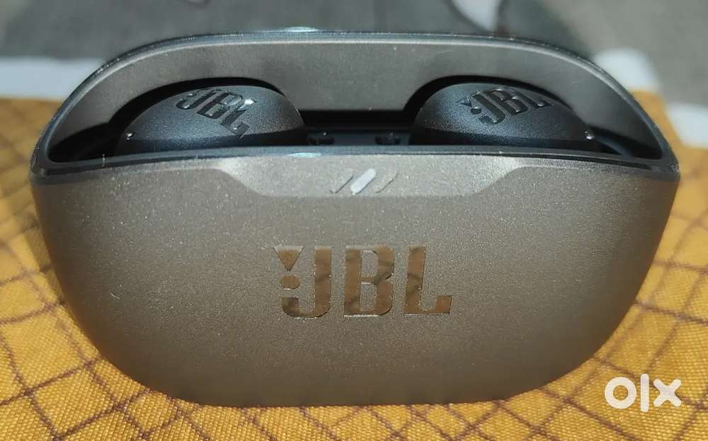 JBL WAVE BUDS 2 and it's Silicon Case