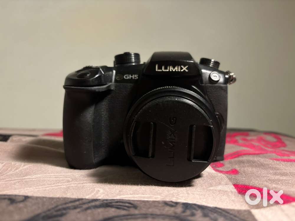 Panasonic Lumix GH5 Body + Leica 12–60mm + 25mm Lens